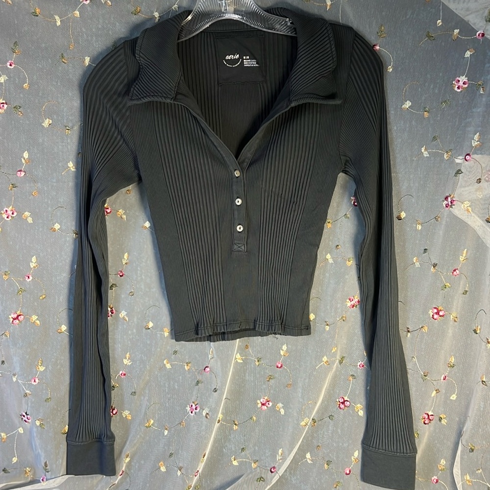 Aerie Long Sleeve Crop Top. Size Medium